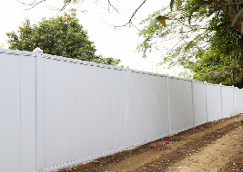 pvc圍擋和彩鋼圍擋哪個好？【旭東鋼構(gòu)】