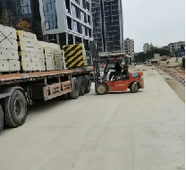 圍擋基礎(chǔ)塊的具體材質(zhì)有哪些，各自的優(yōu)缺點(diǎn)是什么？【旭東圍擋】