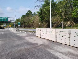 圍擋基礎塊抵達施工現(xiàn)場