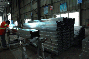 鋼圍擋生產(chǎn)流程大揭秘：10余道工序，鑄就工地安全防線